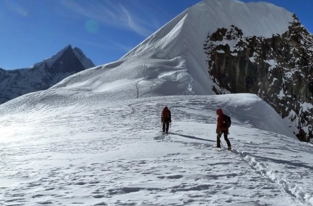 tharpu-chuli-tent-peak-climbing
